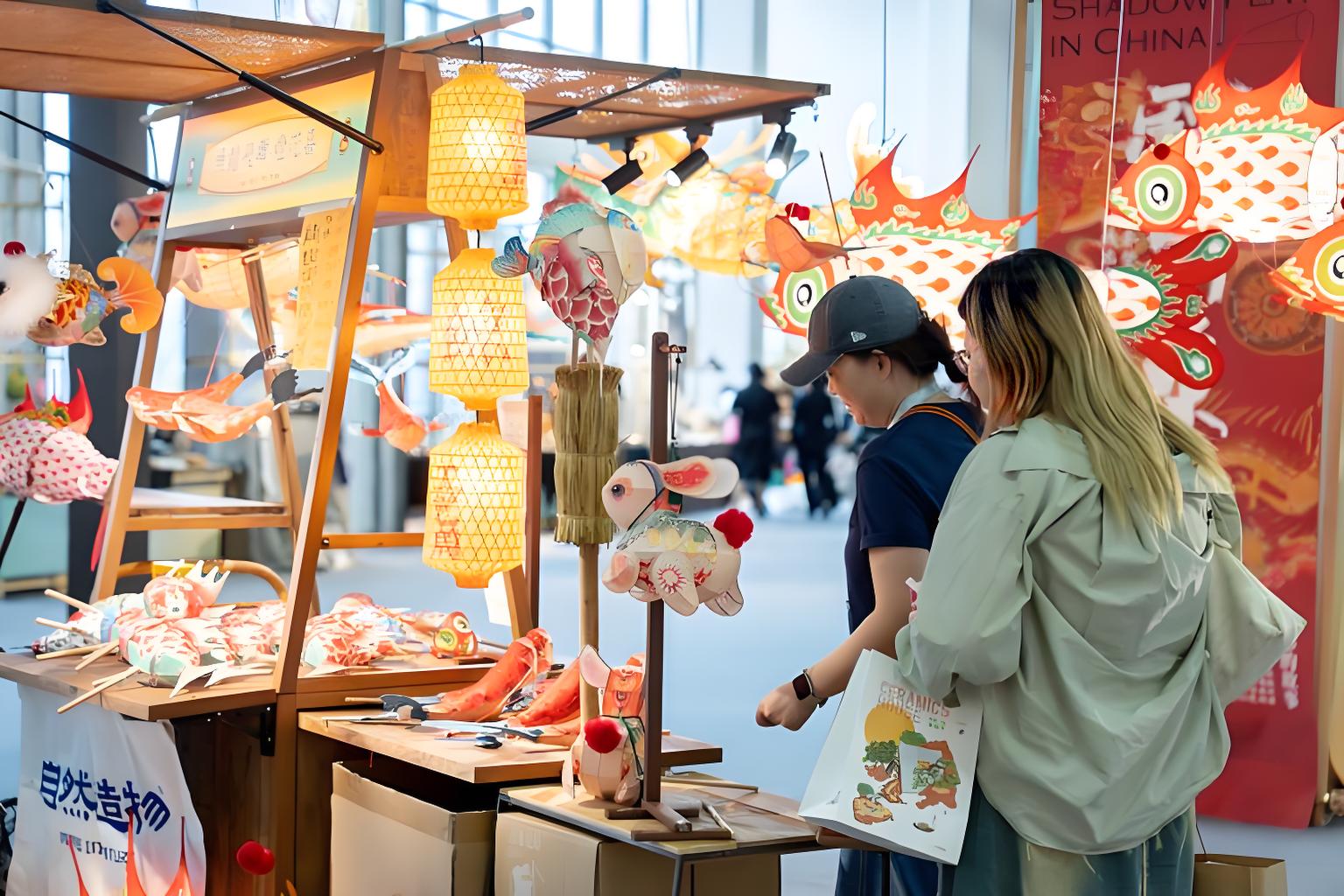 文化产品展示,包括工艺品、文创产品等,具有浓郁文化特色,专业展示柜照明